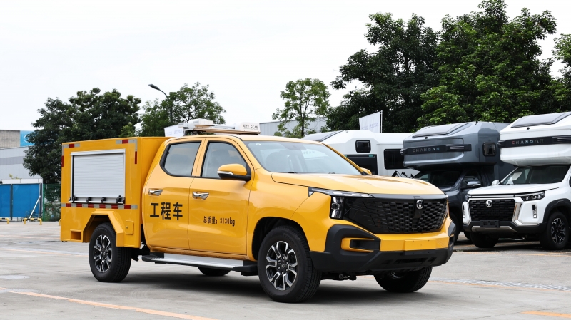 长安猎手智享型双电机四驱长箱工程车